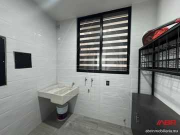 CASA EN RENTA FRENTE AL PARQUE METROPOLITANO