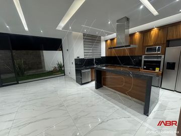 CASA EN RENTA FRENTE AL PARQUE METROPOLITANO