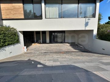 Casa contemporánea en renta con alberca privada en Los Sueños | 568 m² | $85,000