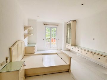 DIJUAL RUMAH RUMAH CANTIK (Siap Huni/Semi furnish) DALAM TOWN HOUSE DI KEMANG BARAT JAKARTA SELATAN