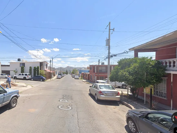 Casa ubicada en colonia Las Granjas, Chihuahua. Con 5 recamaras y 287m2. Muy cerca de Soriana Híper Tecnológico.