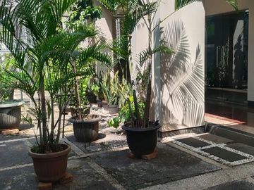 FOR SALE !RUMAH MODERN TROPICAL DALAM KOMPLEK POSISI HOEK DUA KAVLING JADI SATU PERMATA HIJAU JAKARTA SELATAN