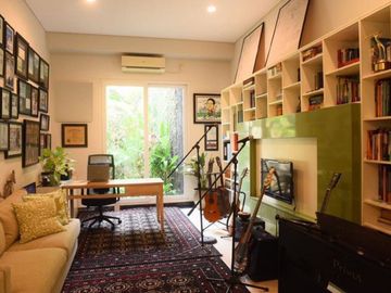 FOR SALE !RUMAH MODERN TROPICAL DALAM KOMPLEK POSISI HOEK DUA KAVLING JADI SATU PERMATA HIJAU JAKARTA SELATAN
