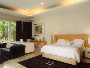 FOR SALE !RUMAH MODERN TROPICAL DALAM KOMPLEK POSISI HOEK DUA KAVLING JADI SATU PERMATA HIJAU JAKARTA SELATAN