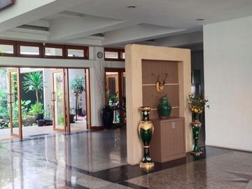 FOR SALE !RUMAH MODERN TROPICAL DALAM KOMPLEK POSISI HOEK DUA KAVLING JADI SATU PERMATA HIJAU JAKARTA SELATAN