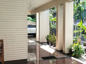 FOR SALE !RUMAH MODERN TROPICAL DALAM KOMPLEK POSISI HOEK DUA KAVLING JADI SATU PERMATA HIJAU JAKARTA SELATAN