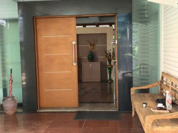 FOR SALE !RUMAH MODERN TROPICAL DALAM KOMPLEK POSISI HOEK DUA KAVLING JADI SATU PERMATA HIJAU JAKARTA SELATAN