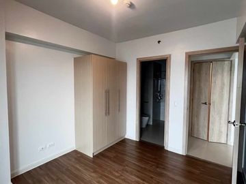 For Sale : Below Market Value 3 Bedroom Unit with Balcony in Callisto Tower 1 Circuit Makati