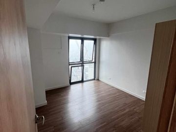 For Sale : Below Market Value 3 Bedroom Unit with Balcony in Callisto Tower 1 Circuit Makati