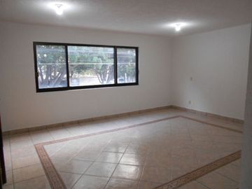 Casa en RENTA en Jardines de la Hacienda, ideal para familia grande u oficina