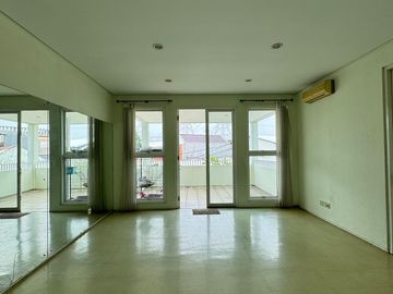 Rumah dengan Private Pool di Cinere, Siap Huni & Lokasi Strategis