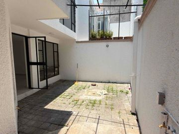CASA EN VENTA EN LA FELIX IRETA REMODELADA