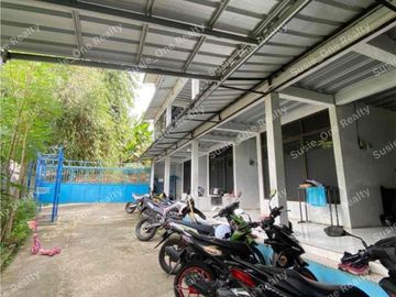 *SUPER HOT SALE*🔥

*Rumah Kos²an Aktif di Jatinangor dekat Kampus UNPAD & ITB, Harga Termurah Hanya Hitung Tanah*

Selling Point :
1. Hanya 2 menit menuju UNPAD ada 2 jalur dari Jalan Cikuda dan dari Fakultas Peternakan UNPAD
2. Hanya 5 menit menuju ITB

- SHM
- Luas tanah 440 m²
- Luas bangunan 172 m²
- Bangunan hunian keluarga
- Bangunan kosan 3 lantai (9 Kamar)
- Bangunan Laundry Perusahan
- Bangunan mushola dan lesehan
- Listrik Ruangan Kel 1.300 Watt
- Listrik Laundry 5.000 Watt
- Listrik Kamar kosan 900 Watt (masing-masing tiap kamar)
- Carport 6 Mobil
- Jalur akses Jalan masuk 2 Mobil 

*HARGA 1,8M (NEGO TIPIS)*