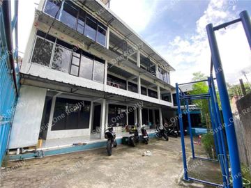 *SUPER HOT SALE*🔥

*Rumah Kos²an Aktif di Jatinangor dekat Kampus UNPAD & ITB, Harga Termurah Hanya Hitung Tanah*

Selling Point :
1. Hanya 2 menit menuju UNPAD ada 2 jalur dari Jalan Cikuda dan dari Fakultas Peternakan UNPAD
2. Hanya 5 menit menuju ITB

- SHM
- Luas tanah 440 m²
- Luas bangunan 172 m²
- Bangunan hunian keluarga
- Bangunan kosan 3 lantai (9 Kamar)
- Bangunan Laundry Perusahan
- Bangunan mushola dan lesehan
- Listrik Ruangan Kel 1.300 Watt
- Listrik Laundry 5.000 Watt
- Listrik Kamar kosan 900 Watt (masing-masing tiap kamar)
- Carport 6 Mobil
- Jalur akses Jalan masuk 2 Mobil 

*HARGA 1,8M (NEGO TIPIS)*