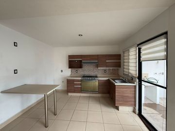 CASA EN RENTA KATANIA RESIDENCIAL LEON GTO ZONA NORTE CERCA DE PUERTA BAJÍO.
