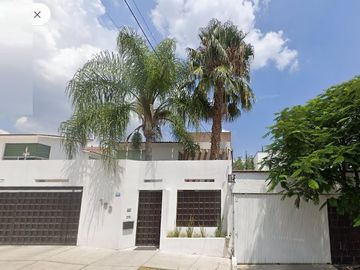 Casa de recuperación bancaria a la venta en Juriquilla, Queretaro.