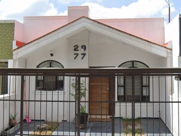 Casa de recuperación bancaria a la venta en Jardines del Valle, Zapopan, Jalisco.