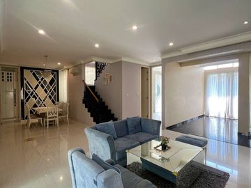 Rumah mewah Pakuwon City cluster Malibu Beach ex rumah contoh