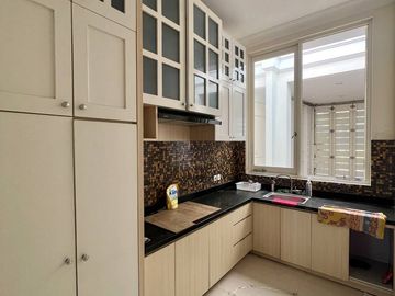 Rumah mewah Pakuwon City cluster Malibu Beach ex rumah contoh
