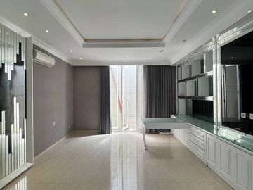 Rumah mewah Pakuwon City cluster Malibu Beach ex rumah contoh