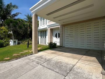 Rumah mewah Pakuwon City cluster Malibu Beach ex rumah contoh