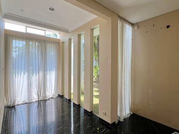 Rumah mewah Pakuwon City cluster Malibu Beach ex rumah contoh