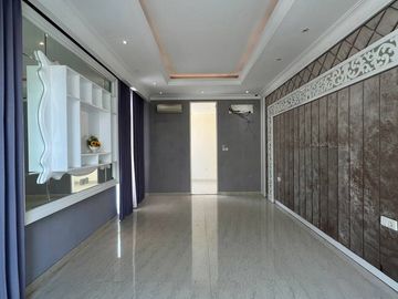 Rumah mewah Pakuwon City cluster Malibu Beach ex rumah contoh