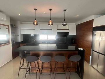 ¡HERMOSO PENTHOUSE CON ROOF TOP Y JACUZZI CON VISTA A LA CIUDAD!