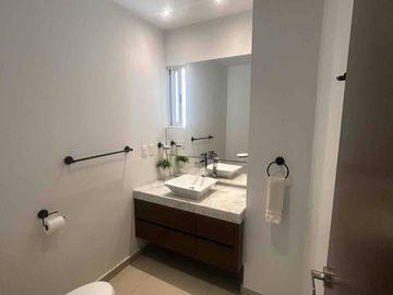 ¡HERMOSO PENTHOUSE CON ROOF TOP Y JACUZZI CON VISTA A LA CIUDAD!