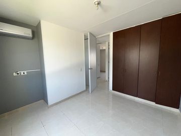 SE ALQUILA CUARTO PISO EN COLORES DE SANTA SOFIA