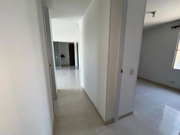 SE ALQUILA CUARTO PISO EN COLORES DE SANTA SOFIA