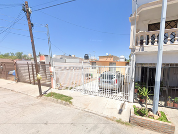 Casa en venta en Chihuahua, Col. Los girasoles