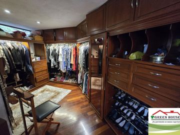 VENTA HERMOSA RESIDENCIA CON GRAN JARDÍN Y ALBERCA, EN EXCELENTE ESTADO DE CONSERVACIÓN