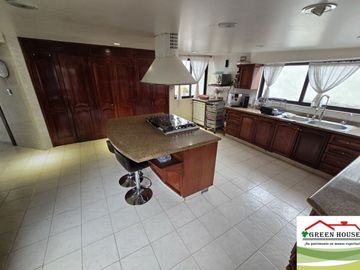 VENTA HERMOSA RESIDENCIA CON GRAN JARDÍN Y ALBERCA, EN EXCELENTE ESTADO DE CONSERVACIÓN