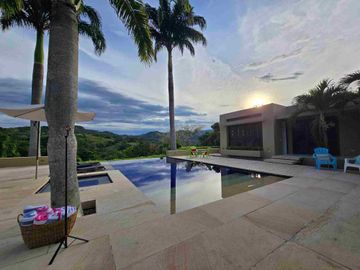 VENDO ESPECTACULAR Y EXCLUSIVA CASA EN CONJUNTO CERRADO ANAPOIMA CUNDINAMARCA