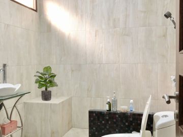 Dijual Rumah Bagus Rapih 2 Lantai Lokasi Strategis Dekat Summarecon Mall Bekasi di Bekasi Lr 18577