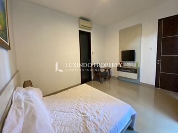 DISEWAKAN TAHUNAN VILLA DENGAN 3 KMAAR TIDUR DI UMALAS