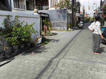 Tanah 200m2, Bonus Rumah 3 kamar tidur dan 2 kamar mandi- Pemogan Densel