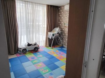 Rumah 2,5 Lantai Cluster Blok Lokasi Strategis Dekat dengan Citra 8 dan Bandara, Area Duta Garden Jakarta Barat