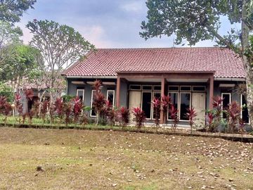 Dijual Villa dan Lahan Outdoor Luas di Sukabumi