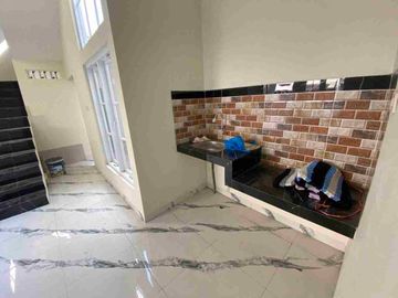Rumah Gress 2 Lantai Strategis Dekat Lawean Surakarta