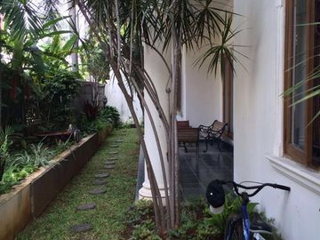 Rare Luxury House Hoek Tebet Jakarta Selatan | 2 Kavling LT 965 m² | 9 Kamar | Potensi Investasi Premium