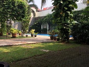 Rare Luxury House Hoek Tebet Jakarta Selatan | 2 Kavling LT 965 m² | 9 Kamar | Potensi Investasi Premium