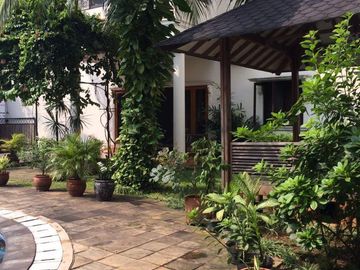 Rare Luxury House Hoek Tebet Jakarta Selatan | 2 Kavling LT 965 m² | 9 Kamar | Potensi Investasi Premium