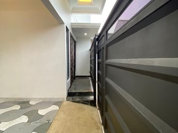 BRANDNEW MODERN HOUSE 2,5 LANTAI + FULL ROOFTOP STRATEGIS DI JAGAKARSA JAKSEL DEKAT AKSES TOL