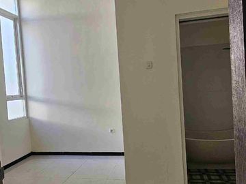 rumah mewah 2 lt jalan 8 m di lingkungan perumahan elite, BU SEGERA, hanya 5 menit ke jalan tol dan 10 menit ke kampus. penawaran berapapun dipertimbangkan