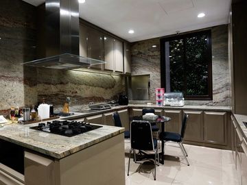 Ss.3872 - Murah !! Dijual Rumah Hook Luas 540 mtr Mewah LUX Ada Pool dan Gym Hadap Timur Selatan di Villa Permata Gading