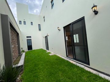 RENTO CASA NUEVA CAMPESTRE SIN MUEBLES EN SALTITO GUADALUPE CERCA PLAZA LUCIERNAGA EN SAN MIGUEL DE ALLENDE, GUANAJUATO