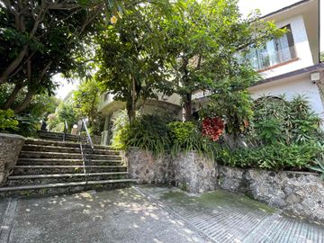 CUERNAVACA COL. LOMAS DE CORTES RENTO CASA EN COND. 3 RECS. 3 BAÑOS, AIRE ACONDICIONADO, JARDIN ARBOLADO ALBERCA