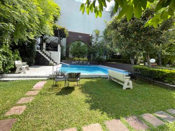 CUERNAVACA COL. LOMAS DE CORTES RENTO CASA EN COND. 3 RECS. 3 BAÑOS, AIRE ACONDICIONADO, JARDIN ARBOLADO ALBERCA